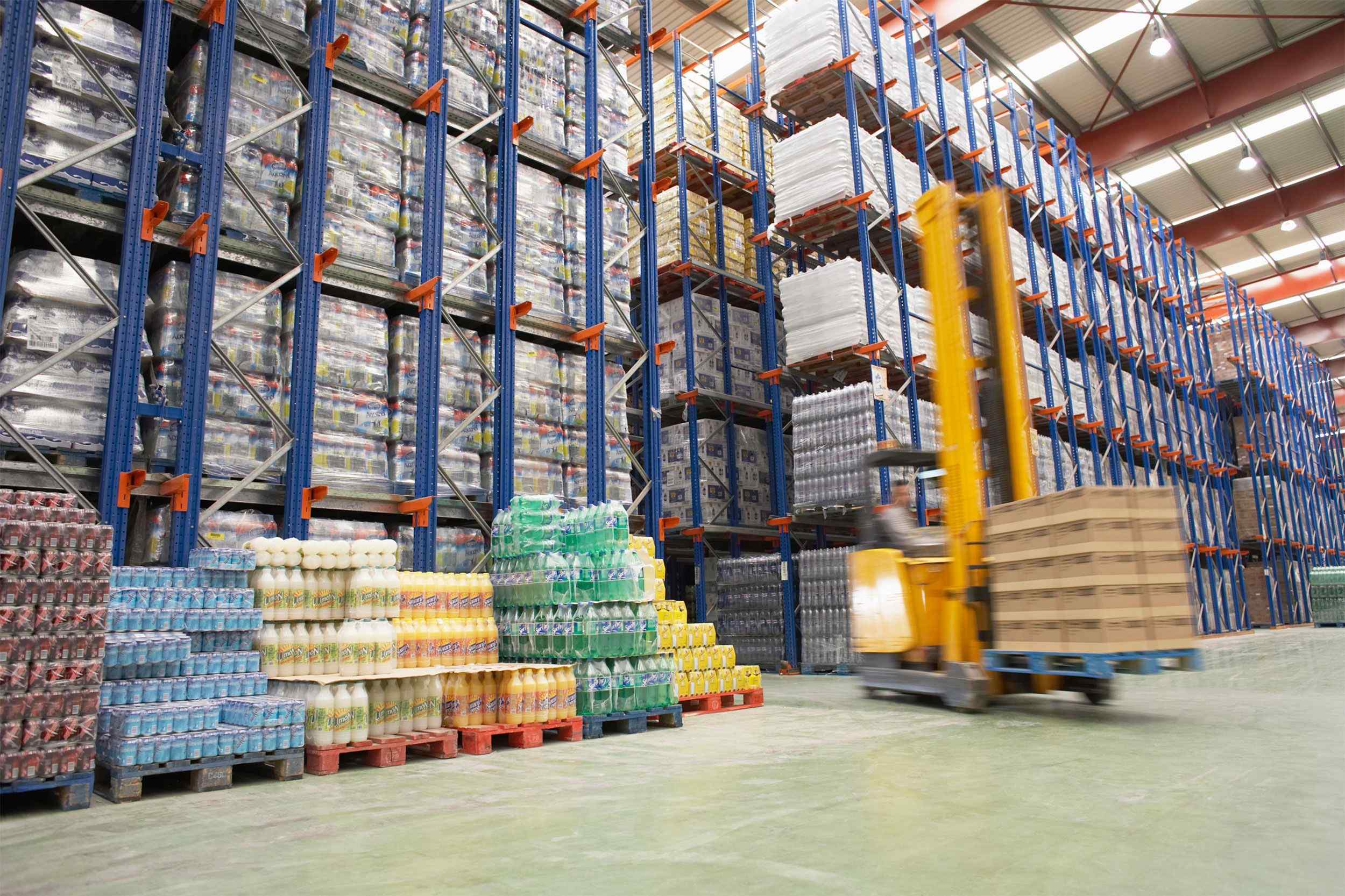 http://www.logisticalecroissant.it/wp-content/uploads/2015/09/Warehouse-and-lifter.jpg